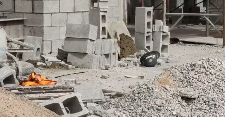 Accidente en Ciudad Juárez: Dos trabajadores hospitalizados tras impacto de material de construcción
