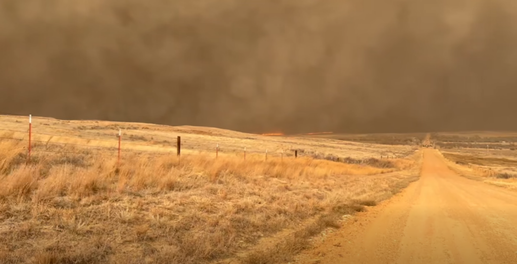 Incendios Forestales en Kansas Provocan Cierres Temporales de Carreteras