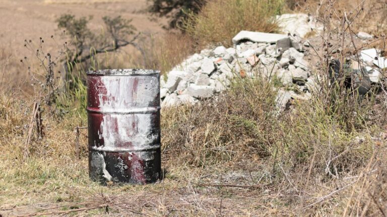 Descubren cadáver encobijado en tambo en Cuautlancingo, Puebla