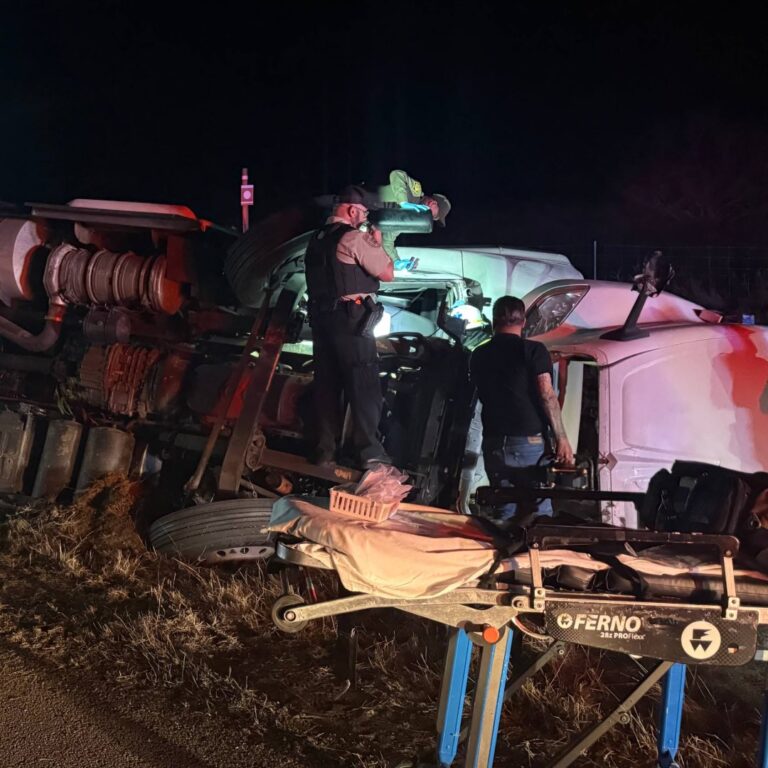 Agentes de la Patrulla Fronteriza de Kingsville Auxilian en Accidente Grave en la Carretera 77