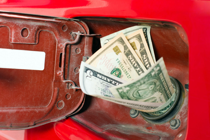 Precios de Gasolina en Colorado Podrían Alcanzar $5 por Galón Si Guerra en Irán Se Prolonga