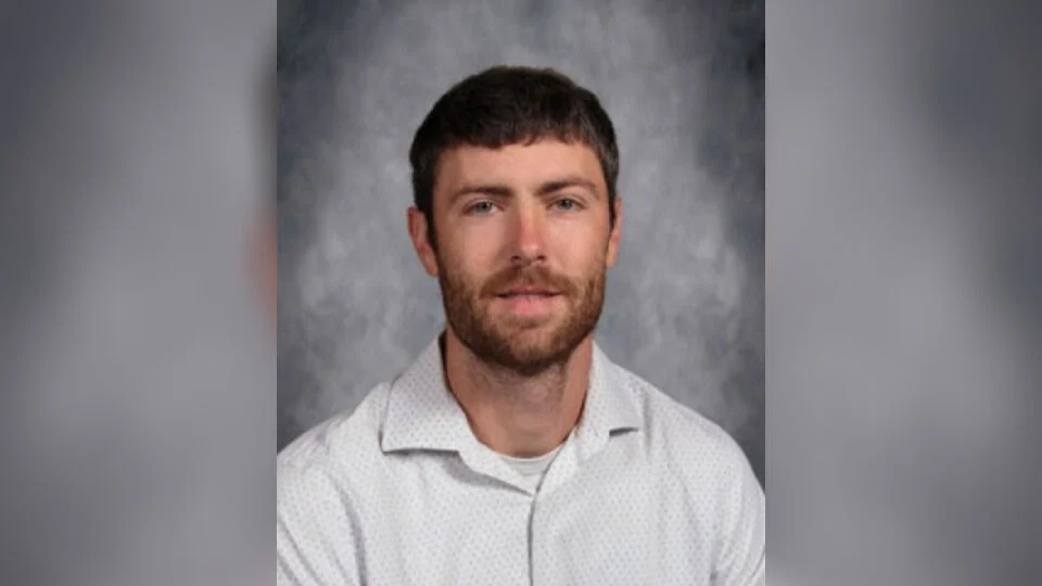 Arresto en Kansas: maestro de secundaria acusado de contacto sexual con estudiante