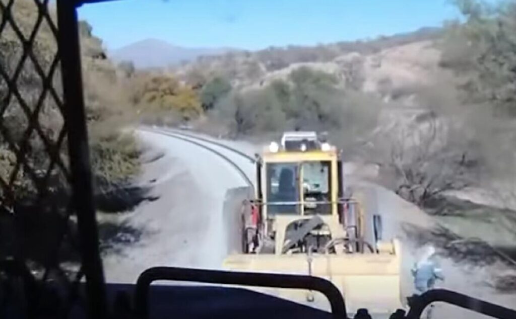 Accidente Ferroviario: Impactante Video del Choque entre un Tren y una Retroexcavadora