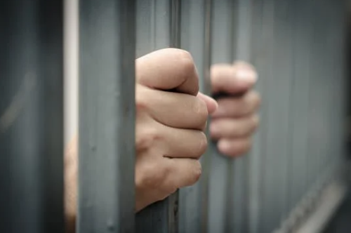 Arresto de oficial de correcciones LVMPD por abuso infantil y coacción impacta a Las Vegas