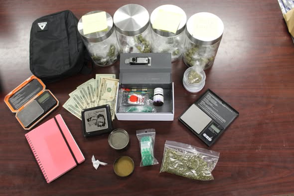 Arresto por narcóticos en Kingsville: Hombre enfrenta cargos tras hallazgo de marihuana y cocaína