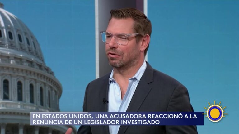 Renuncia De Eric Swalwell Causa Revuelvo