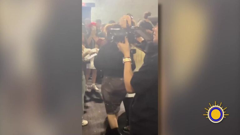 Cazzu Sorprende A Fans En Chicago: Reparte Pastel Tras Concierto Y Gana Más Admiradores