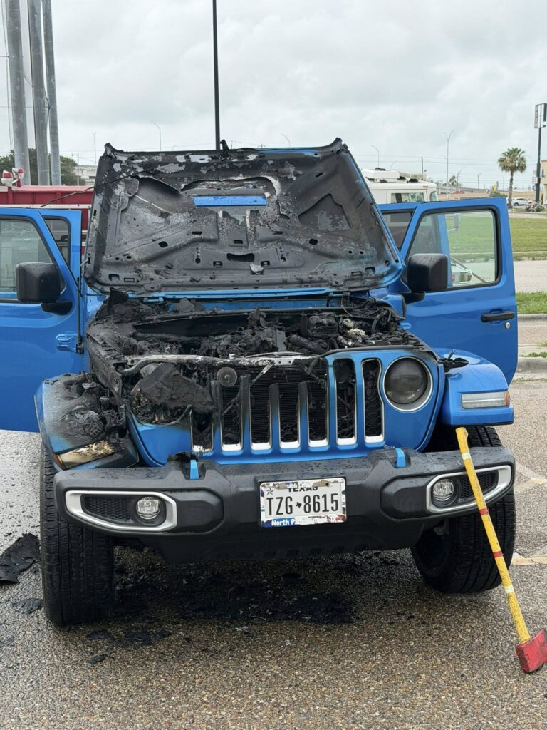 Incendio consume vehículo en oficina postal de Flour Bluff en Corpus Christi