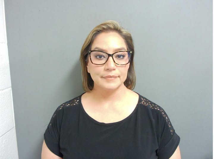 Arrestan a mujer por presunta interferencia con la custodia de un menor