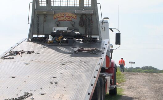 Pipa cargada con químicos es impactada por un tren en Sinton; conductor sobrevive al fuerte accidente