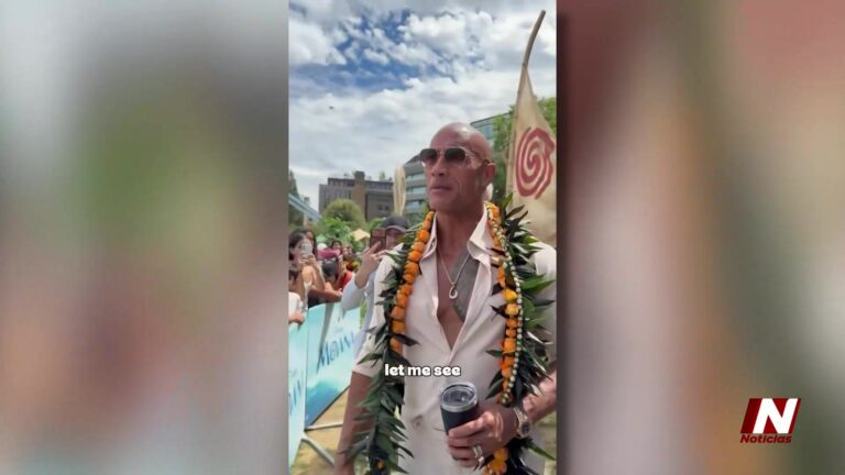 La Roca Recibe Emotivo Regalo Y Recuerda A Su Abuelo