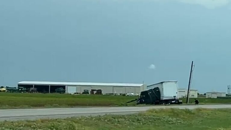 Tráiler se impacta contra poste eléctrico en la carretera 44 del Condado Nueces