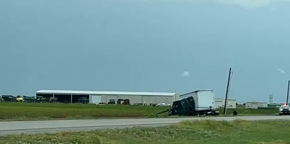 Tráiler se impacta contra poste eléctrico en la carretera 44 del Condado Nueces