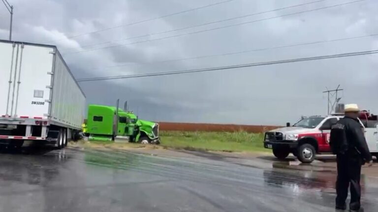 Accidente entre tráiler y camioneta provoca movilización de cuerpos de emergencia en Banquete, Texas