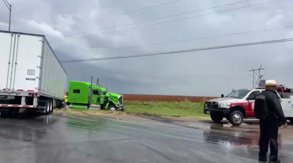 Accidente entre tráiler y camioneta provoca movilización de cuerpos de emergencia en Banquete, Texas