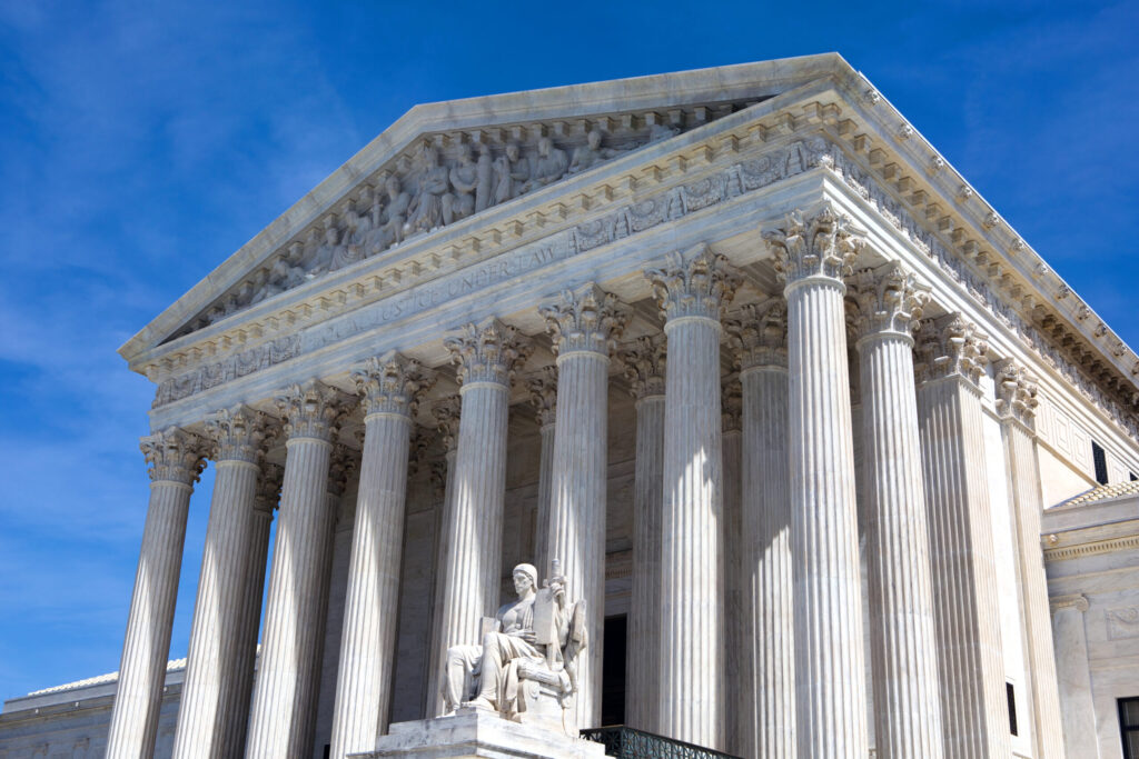 Suprema Corte permite avanzar orden de Trump sobre voto por correo