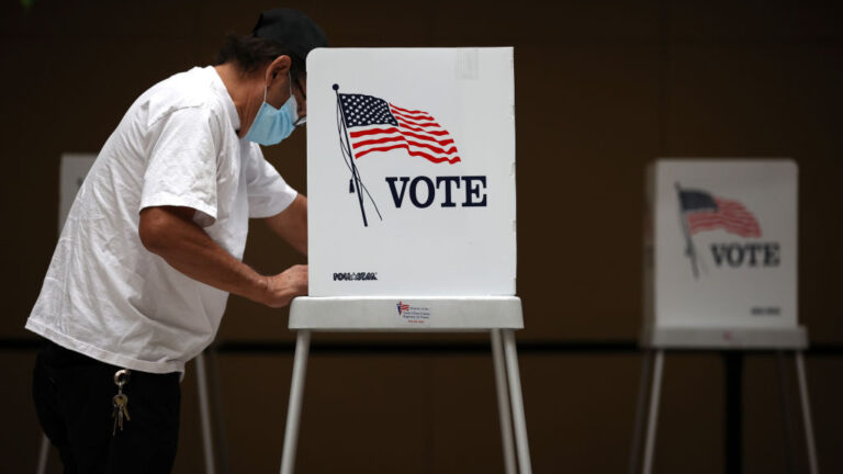 Elecciones en Kansas: candidatos a gobernador chocan por impuestos, centros de datos y economía