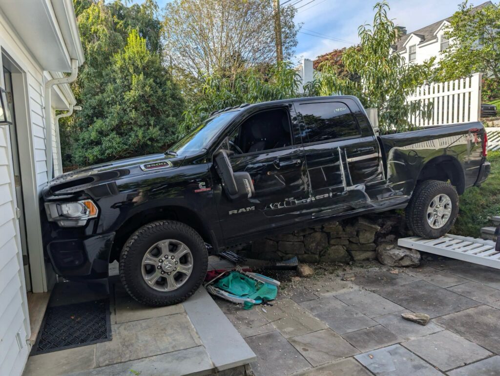 Camioneta atraviesa una cerca y termina contra una vivienda en Westport